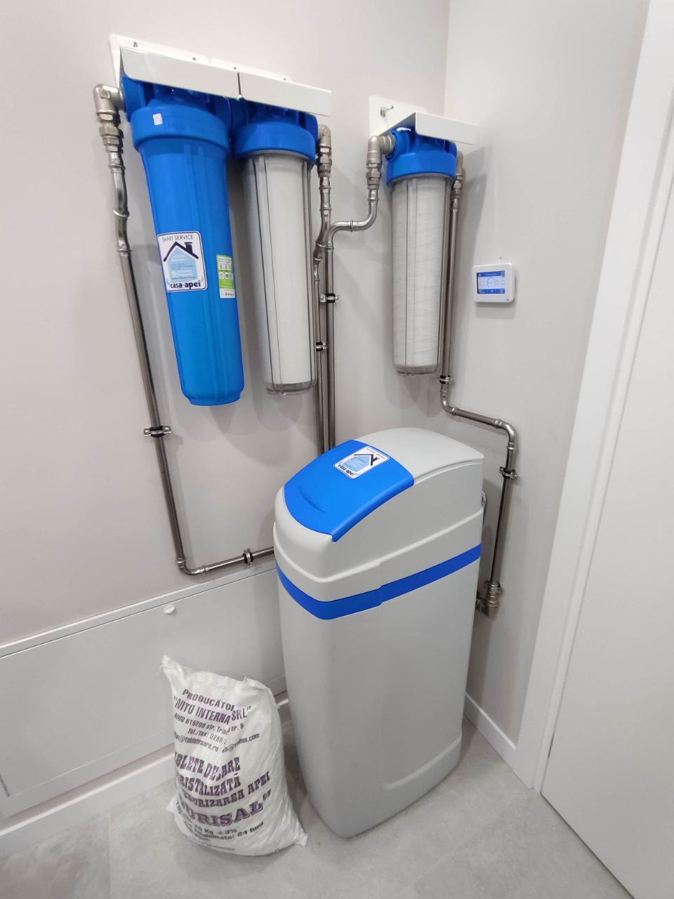 Protecție completă împotriva calcarului – sistem compact de dedurizare instalat într-o locuință
